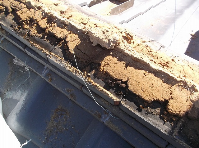 土が露出した棟瓦